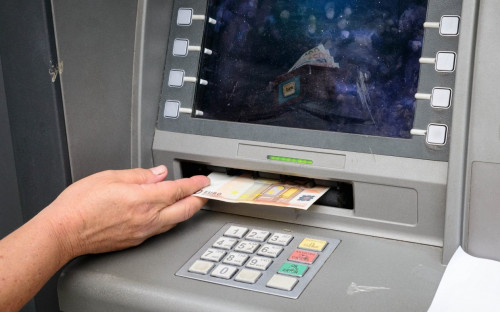 Τέλος σταδιακά οι κάρτες στα ATM: Πώς θα βγάζουμε λεφτά